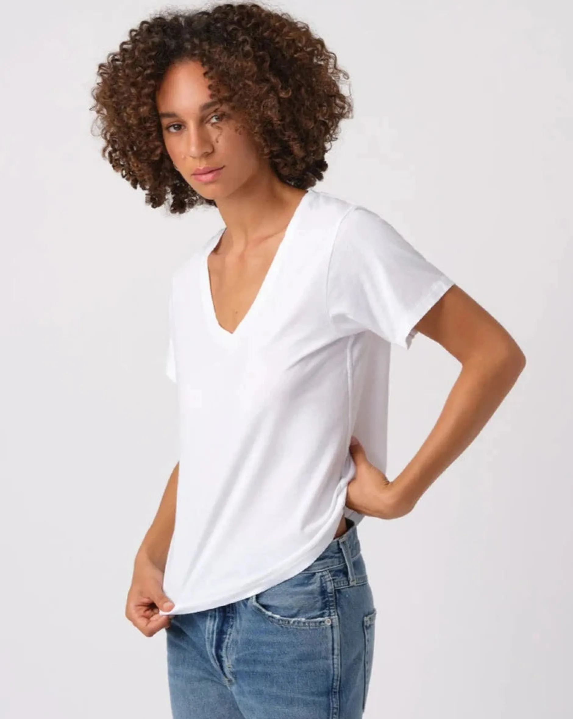 amo_sweetness_v_neck_whit_0.webp Tanks + Tees | AMO Sweetness V Neck White