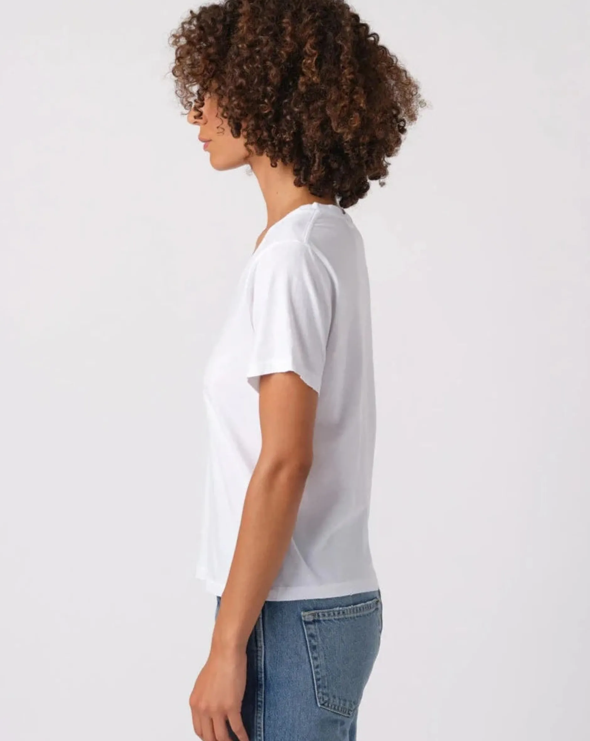 amo_sweetness_v_neck_whit_2.webp Tanks + Tees | AMO Sweetness V Neck White