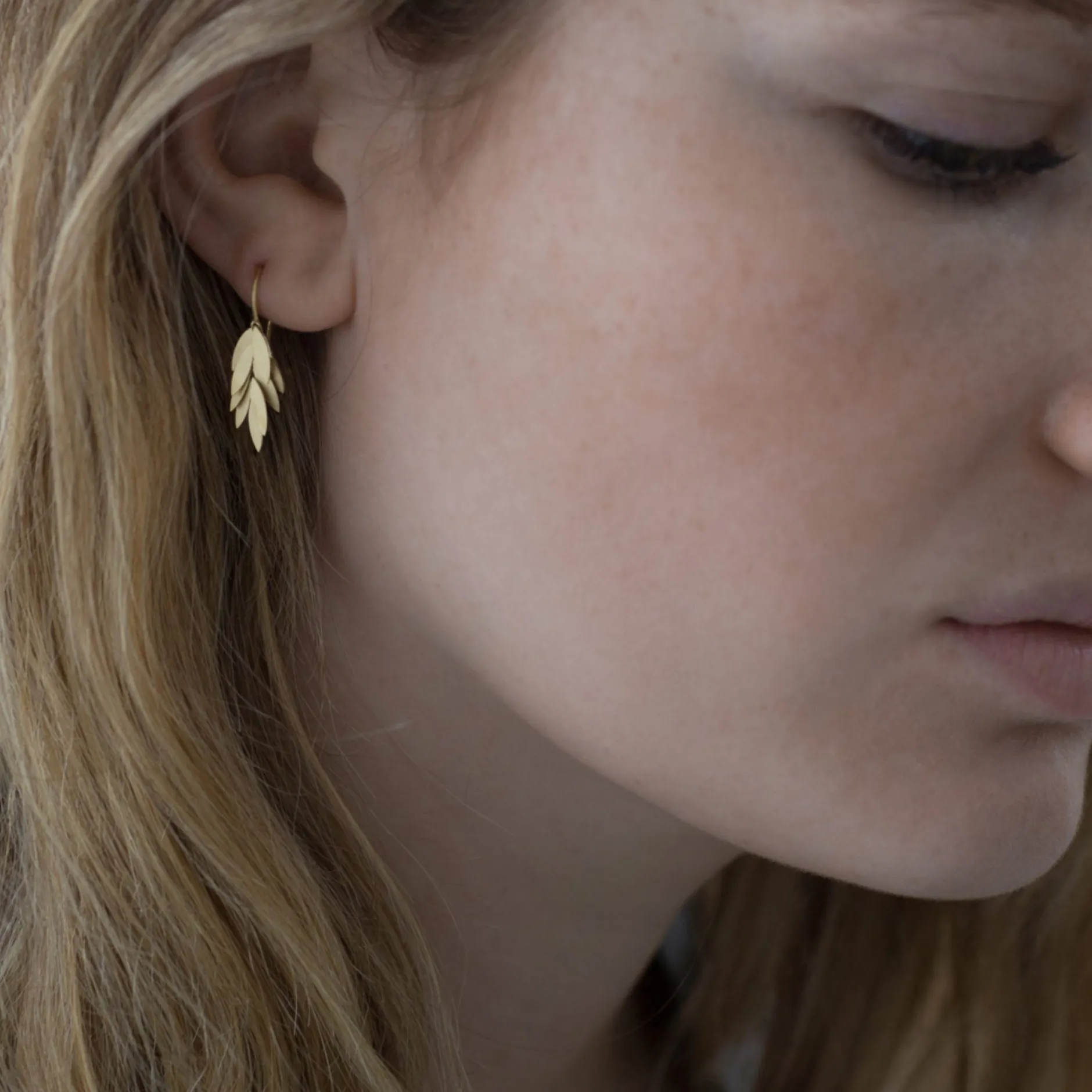 sia_taylor_k_small_golden_1.webp Jewelry | Sia Taylor 18K Small Golden Leaf Earrings