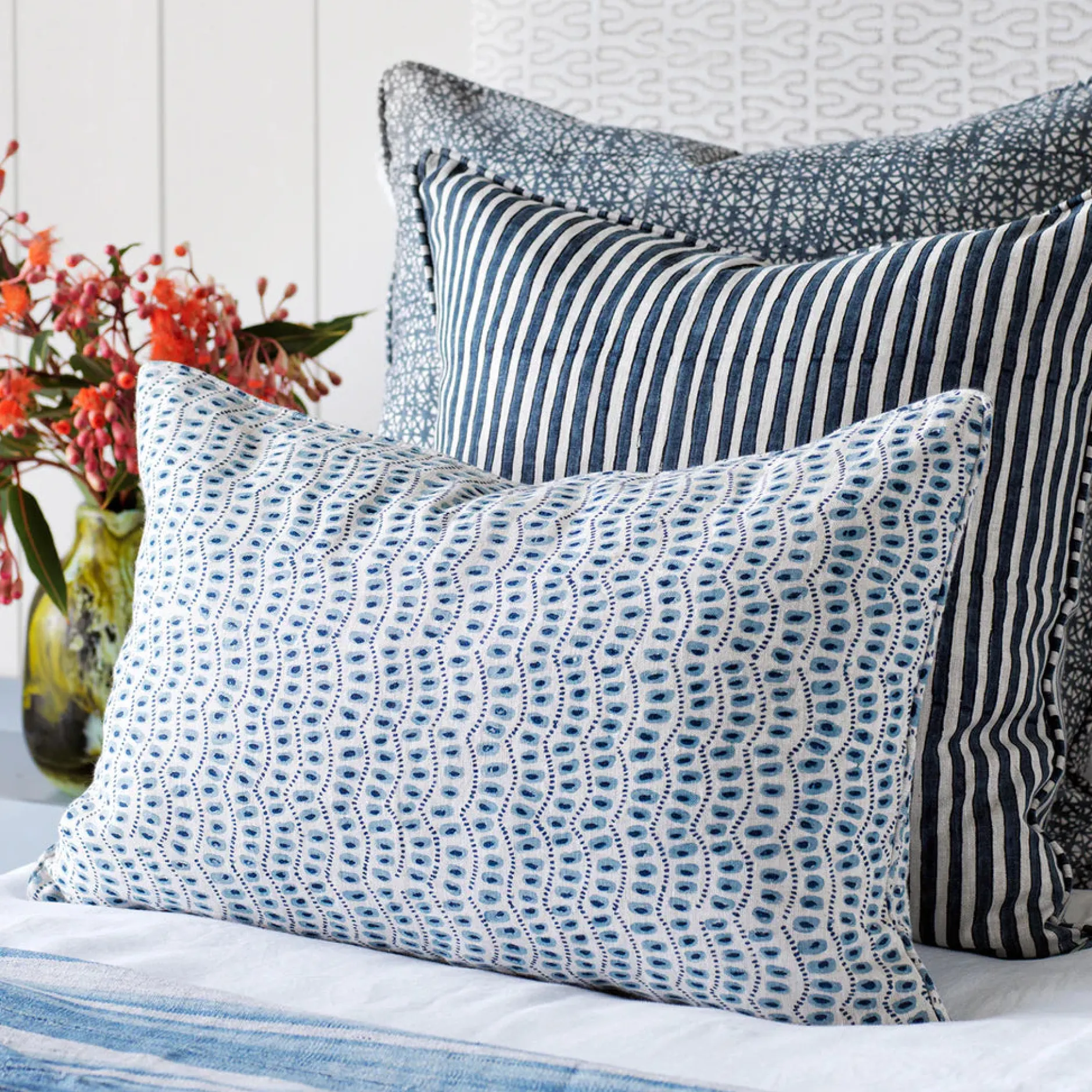 walter_g_amulet_azure_lin_1.webp Pillows | Walter G Amulet Azure Linen Cushion