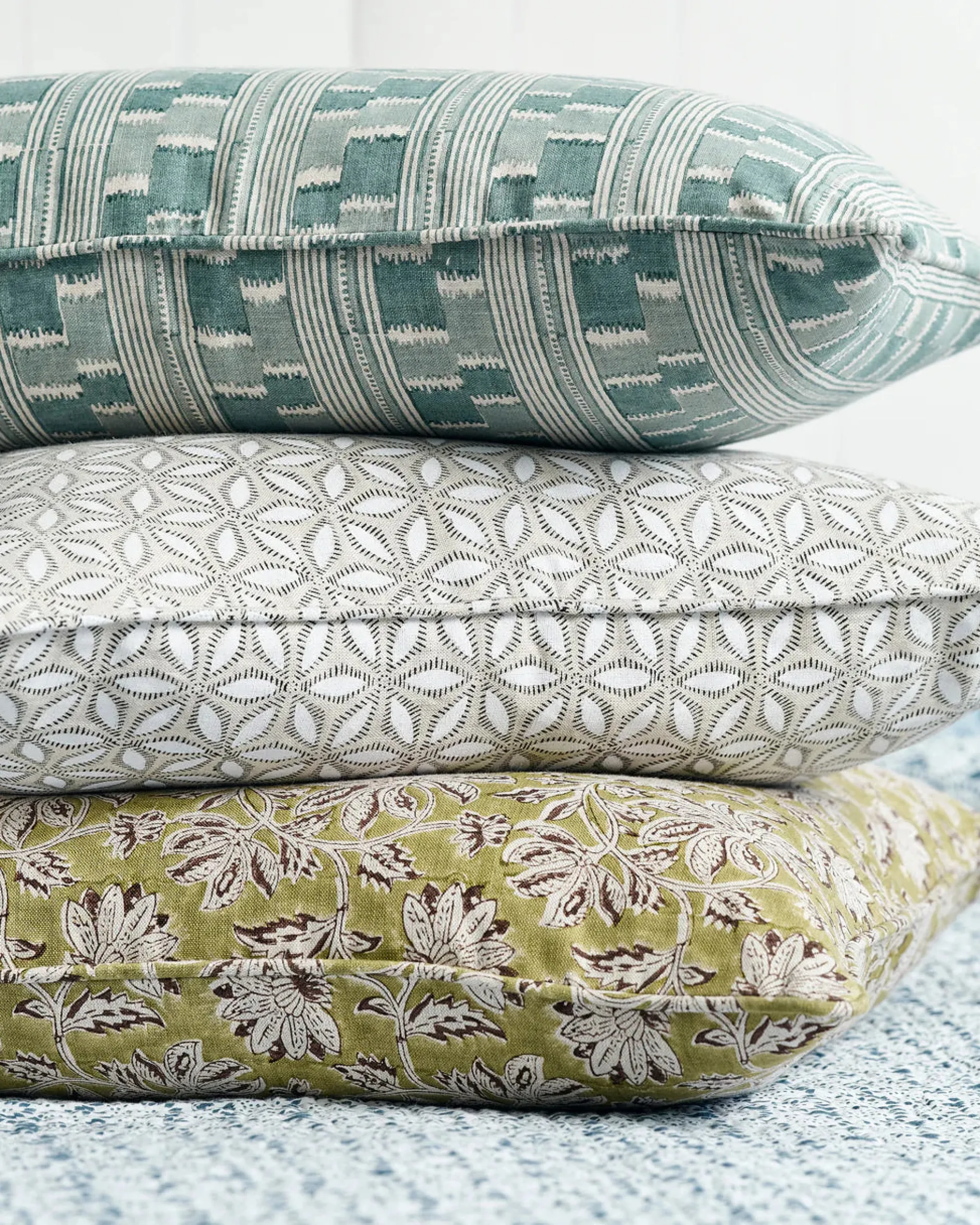 walter_g_hanami_chalk_lin_1.webp Pillows | Walter G Hanami Chalk linen cushion