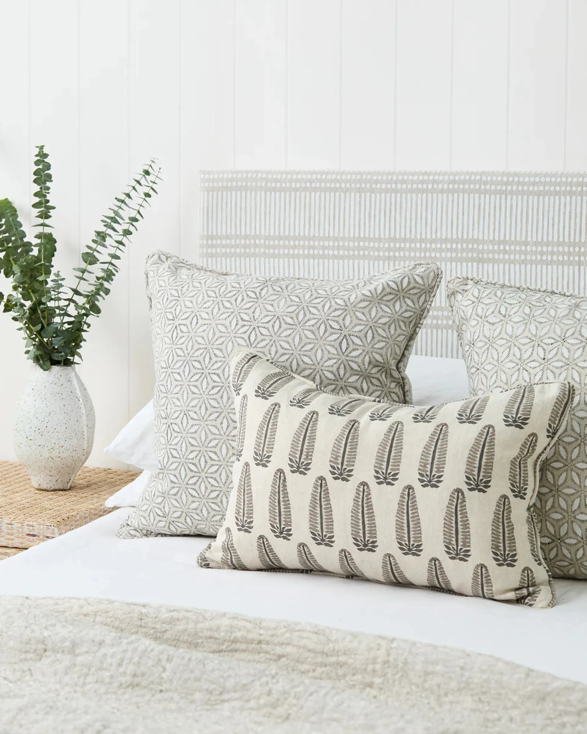 walter_g_hanami_chalk_lin_3.webp Pillows | Walter G Hanami Chalk linen cushion