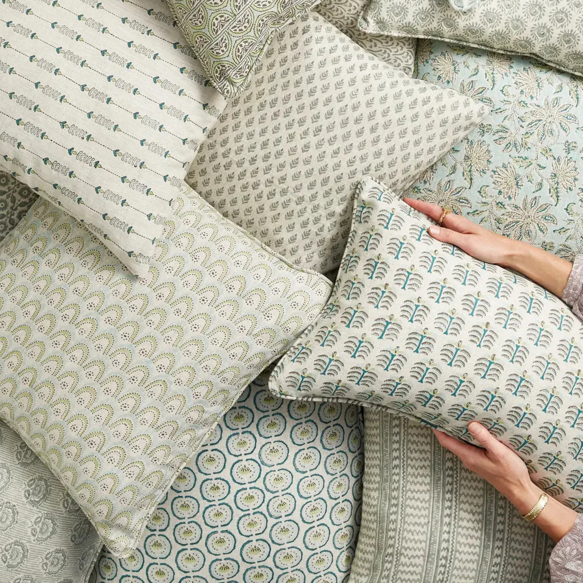 walter_g_okinawa_wasabi_l_1.webp Pillows | Walter G Okinawa Wasabi Linen Cushion